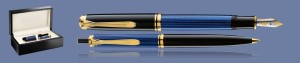 ZESTAW PIÓRO WIECZNE + DŁUGOPIS PELIKAN SOUVERAN K/M400 CZARNO-NIEBIESKIE + WOOD BOX BLACK | STALÓWKA F